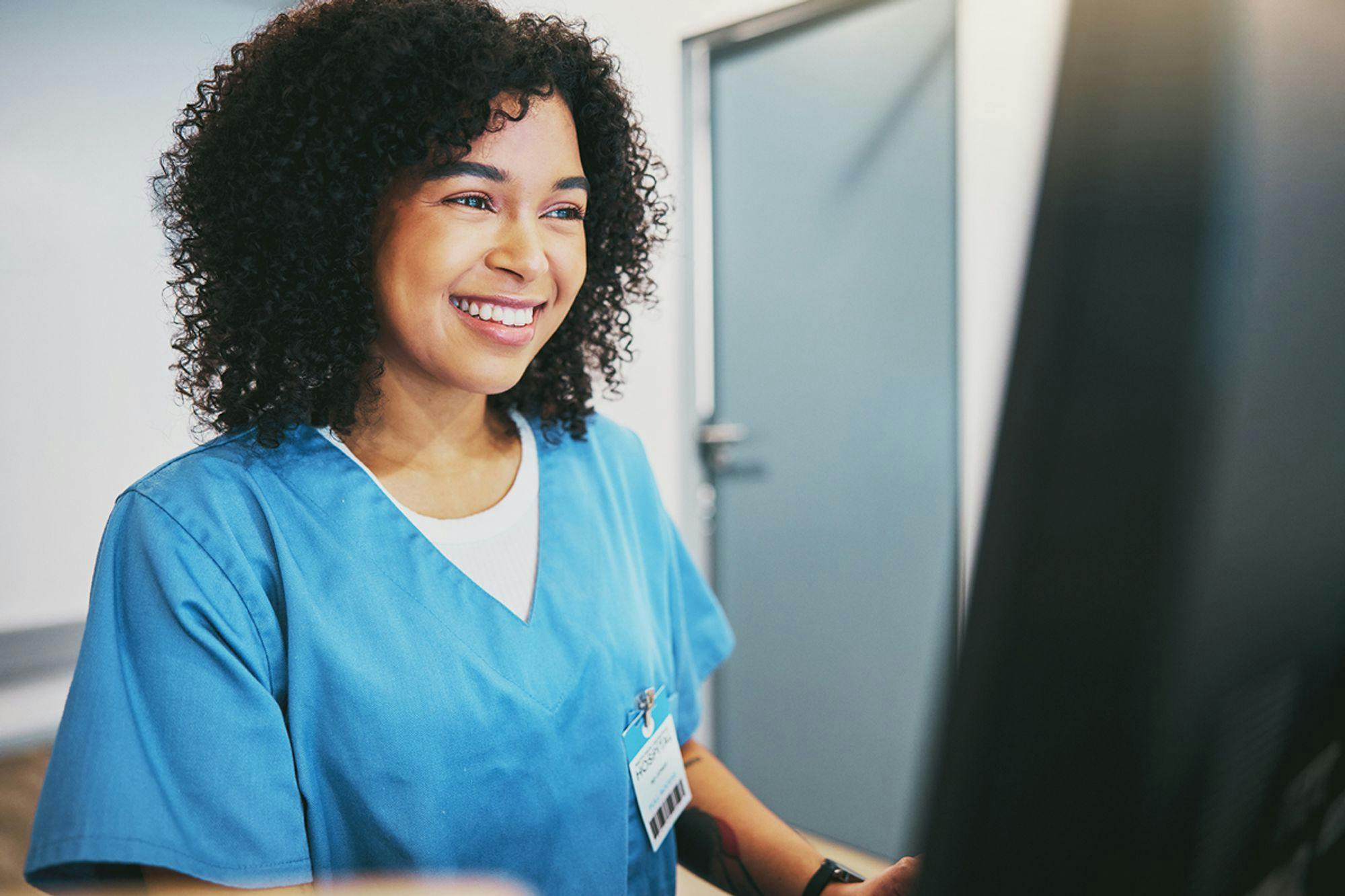 Infirmière en santé, médecin ou docteur utilisant TAG sur un ordinateur pour des rapports de santé et la gestion des actifs d’entreprise.