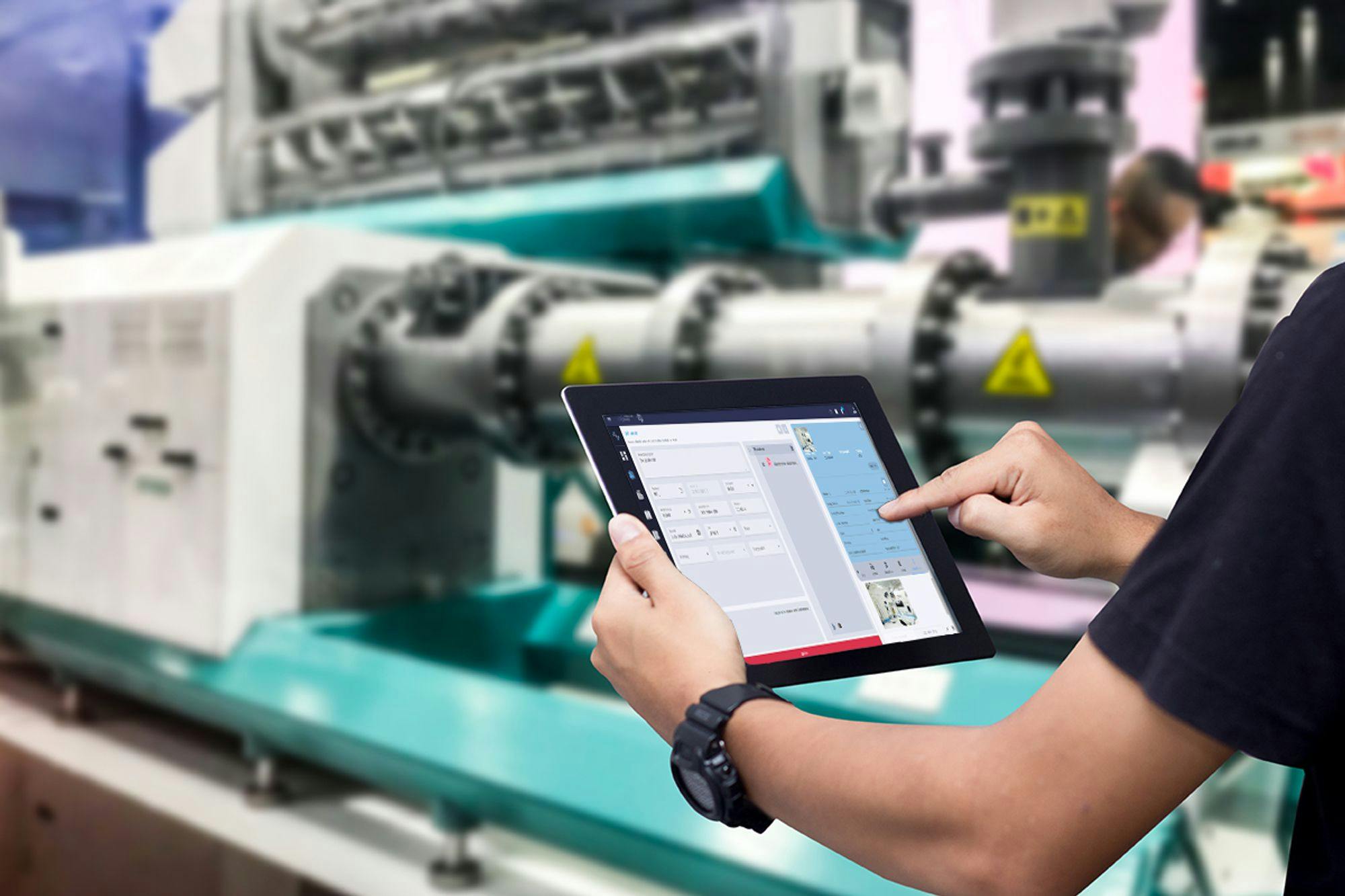 Technicien utilisant The Asset Guardian - TAG pour gérer et automatiser les actifs de fabrication grâce à l'IA et aux solutions intelligentes.